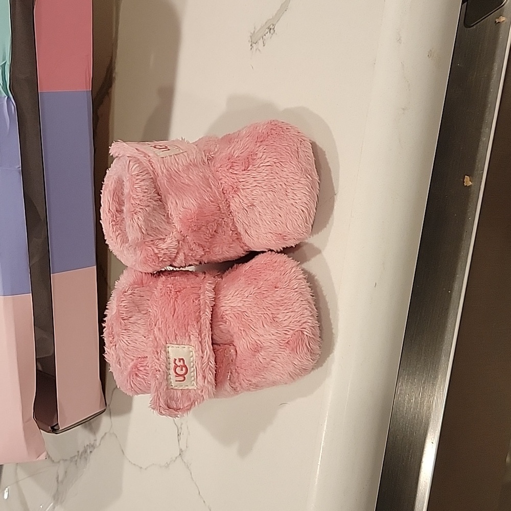 UGG INFANT BOOTIES 0-6 MONTHS